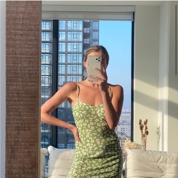 Dresses & Skirts - Green daisy print dress